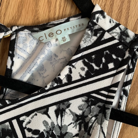 Cleo petites, a-line, crew neck, keyhole button back, sleeveless, top, textured - Picture 2 of 6